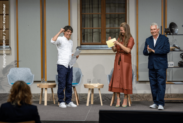 Roman Russo mit Nina Eichinger im Bundesumweltministerium beim gewinnen des ersten Eisvogels